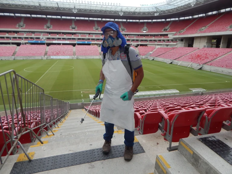 Profissional da Sanded realizando controle de pragas em estádio