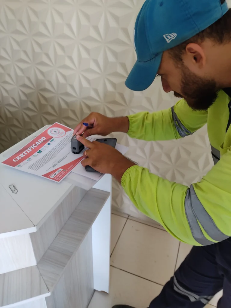 Profissional da Sanded realizando serviço de dedetização e controle de pragas em Pernambuco